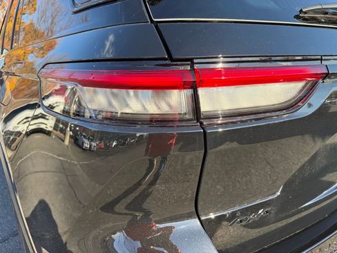 New 2025 Jeep Grand Cherokee Limited image 11