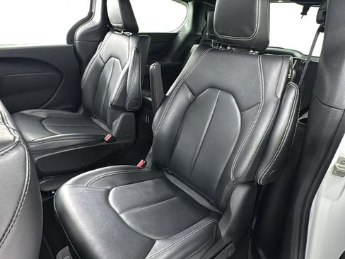 Used 2024 Chrysler Pacifica Select image 13