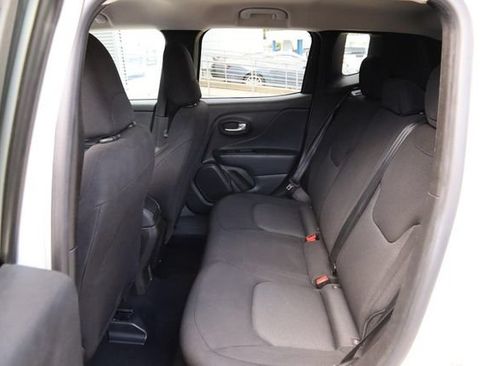 Used 2023 Jeep Renegade Latitude AWD/4WD image 9