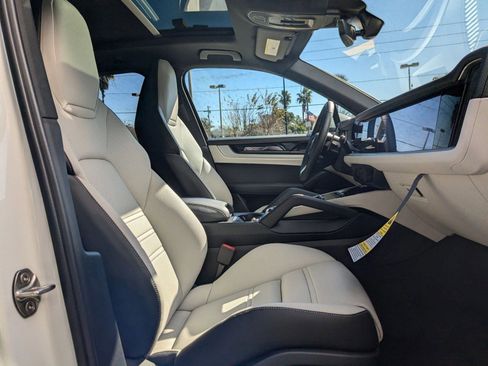 Used 2025 Porsche Cayenne image 25