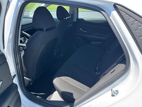 Used 2025 Hyundai Elantra SEL FWD image 9