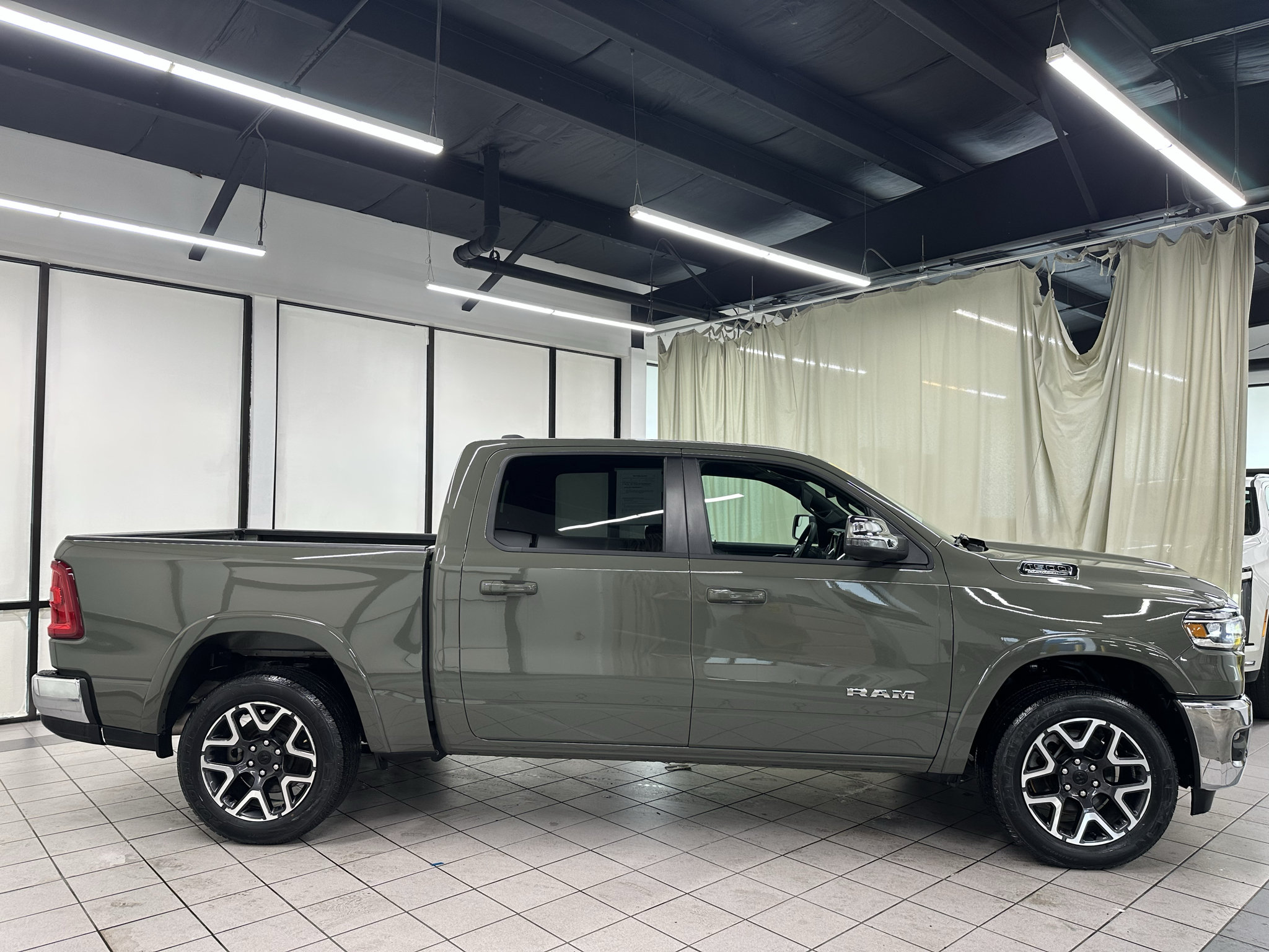 Used 2026 RAM 1500 Laramie AWD/4WD image 3