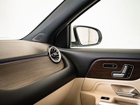 Certified 2025 Mercedes-Benz GLA 250 4MATIC image 33