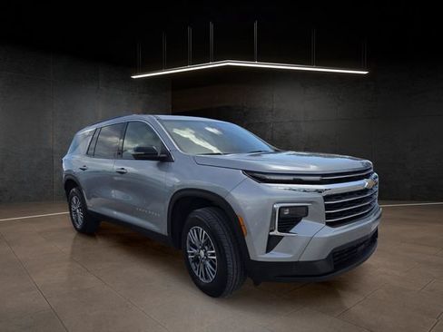 Used 2025 Chevrolet Traverse LT FWD image 1