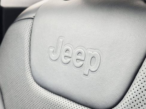 Used 2019 Jeep Cherokee Limited w/ Luxury Group AWD/4WD image 38