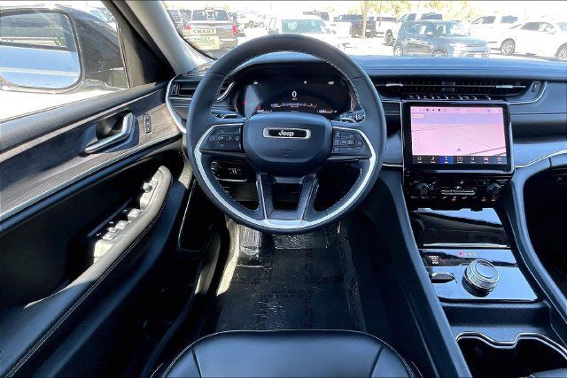 Used 2023 Jeep Grand Cherokee Limited w/ Black Appearance Package AWD/4WD image 4