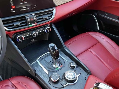 Used 2019 Alfa Romeo Giulia image 36