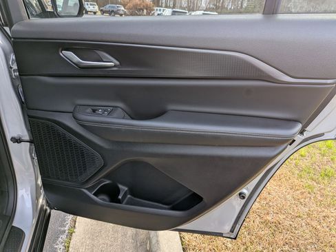 Used 2023 Jeep Grand Cherokee L Laredo image 33