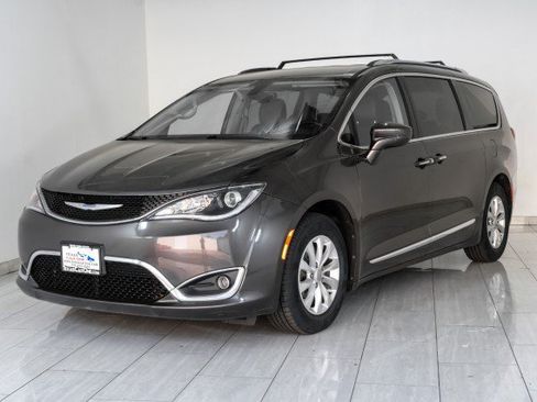 Used 2019 Chrysler Pacifica Touring-L FWD image 4