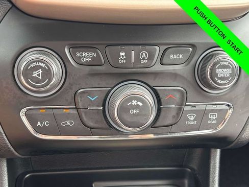 Used 2016 Jeep Cherokee Latitude w/ Cold Weather Group AWD/4WD image 18