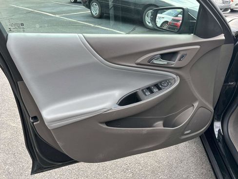 Used 2017 Chevrolet Malibu Hybrid w/ Leather Package image 9