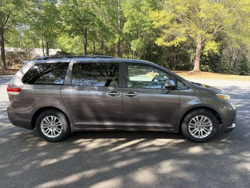 Used 2012 Toyota Sienna XLE w/ XLE Navigation Pkg FWD image 2