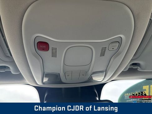 Used 2023 Jeep Renegade Latitude image 23