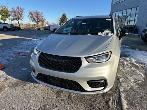 New 2026 Chrysler Pacifica Select image 11