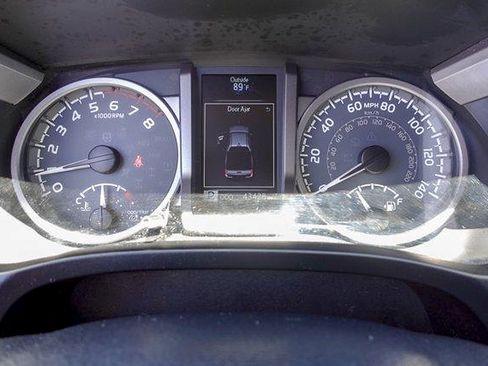 Used 2018 Toyota Tacoma SR5 RWD image 18