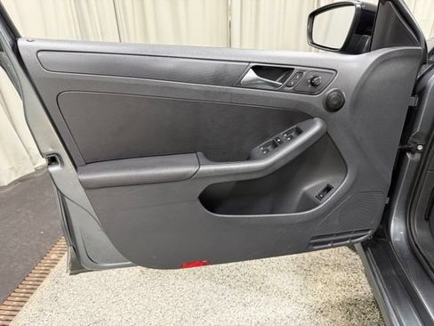 Used 2011 Volkswagen Jetta SE FWD image 14