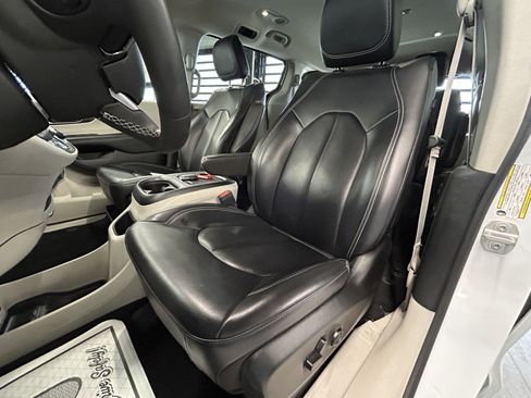 Used 2023 Chrysler Pacifica Touring-L image 12