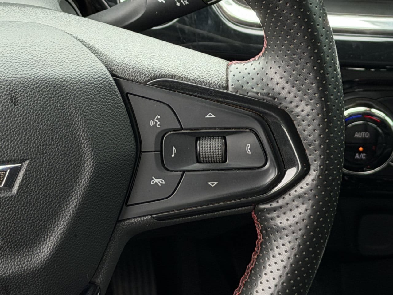 Used 2024 Chevrolet Trax RS FWD image 14