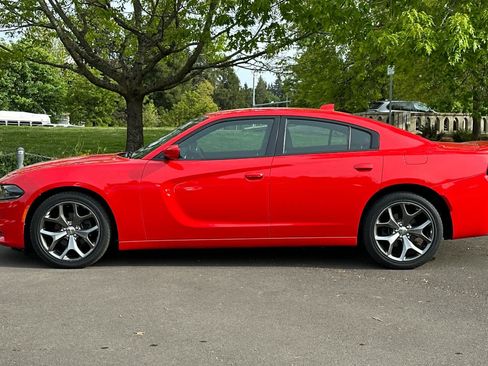 Used 2015 Dodge Charger SXT RWD image 5