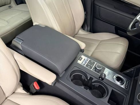 Used 2020 Land Rover Discovery SE AWD/4WD image 24