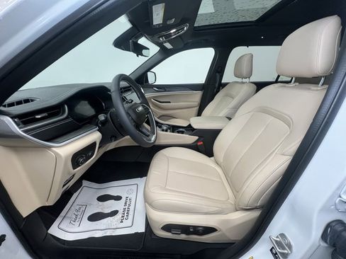 Certified 2024 Jeep Grand Cherokee L Limited w/ Luxury Tech Group II image 4