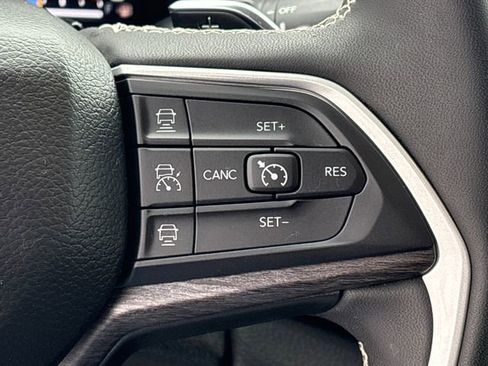 Used 2023 Jeep Grand Cherokee Limited w/ Black Appearance Package image 29