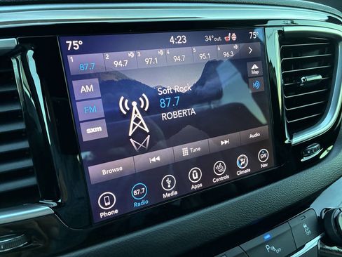 Used 2018 Chrysler Pacifica Touring-L Plus image 19