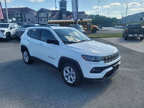 Used 2025 Jeep Compass Latitude w/ Sun & Sound Group image 1