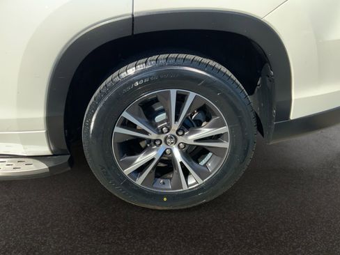 Used 2017 Toyota Highlander Plus FWD image 40