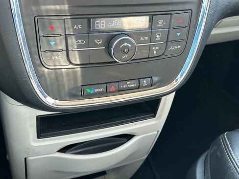 Used 2015 Chrysler Town & Country Touring FWD image 29