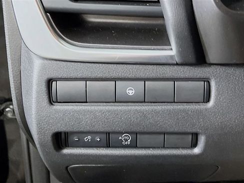 Used 2023 Nissan Rogue SV image 9