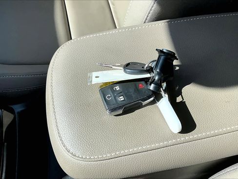 Used 2016 GMC Canyon SLT w/ Driver Alert Package image 15