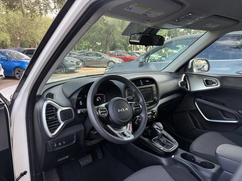 Used 2025 Kia Soul LX w/ LX Technology Package FWD image 31
