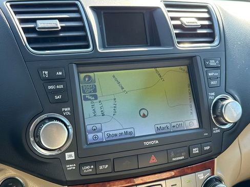 Used 2011 Toyota Highlander Limited w/ Tow Pkg FWD image 26