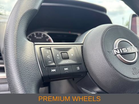 Used 2024 Nissan Rogue SV FWD image 9