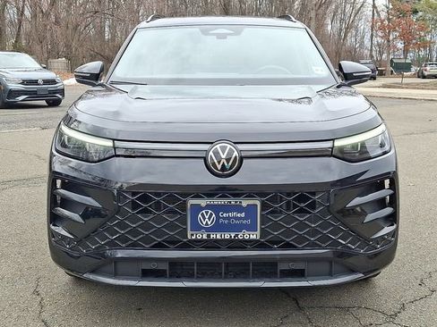 Certified 2025 Volkswagen Tiguan SE R-Line image 3