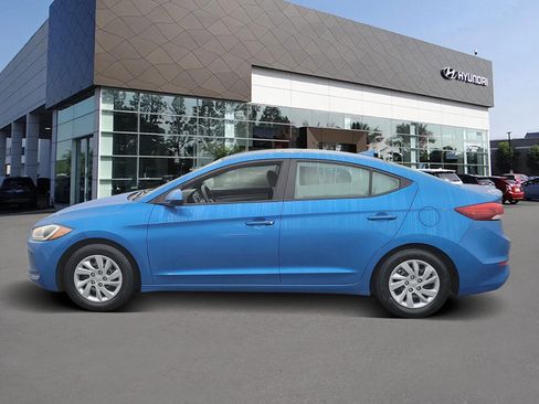 Used 2017 Hyundai Elantra SE image 3