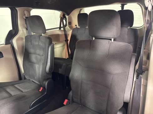 Used 2016 Dodge Grand Caravan SE image 19
