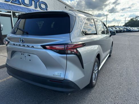 Used 2021 Toyota Sienna LE FWD image 4