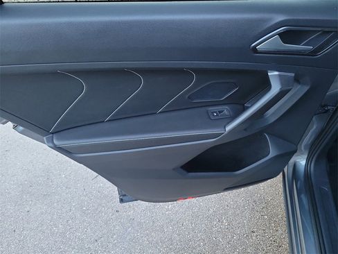 Certified 2022 Volkswagen Tiguan SE image 11