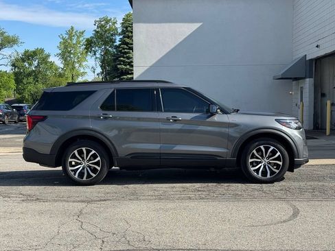 Used 2025 Ford Explorer ST-Line AWD/4WD image 2