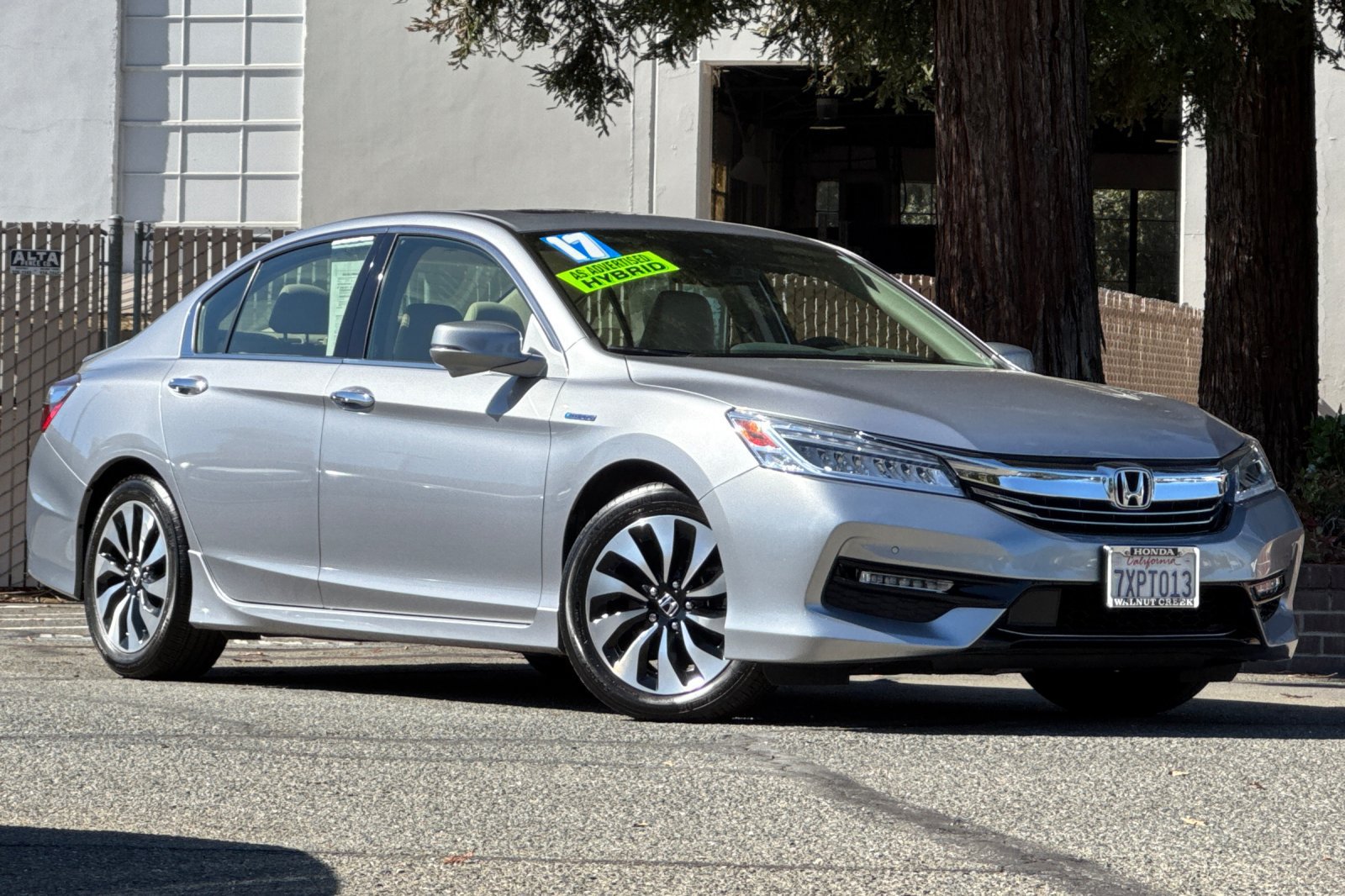 Used 2017 Honda Accord Touring image 2