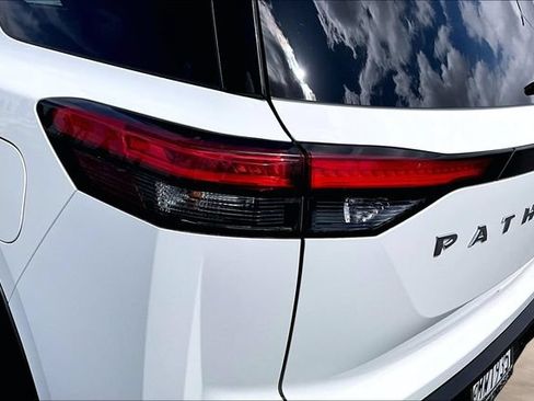 Certified 2024 Nissan Pathfinder SV FWD image 22
