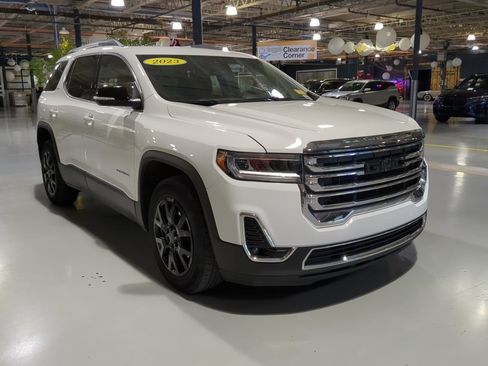 Used 2023 GMC Acadia SLT w/ Preferred Package image 4