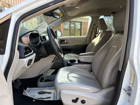 Used 2021 Chrysler Voyager Lxi image 17