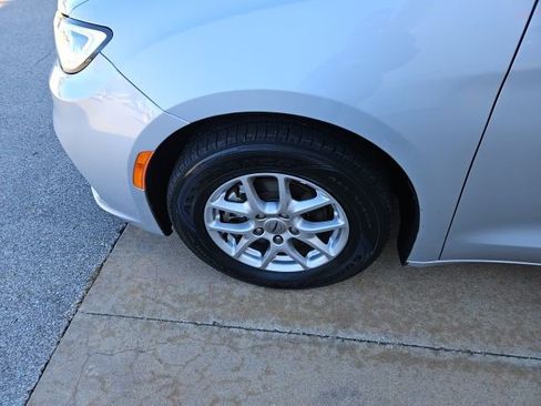 Used 2024 Chrysler Pacifica Touring-L image 13