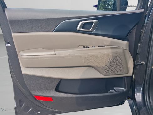 Used 2025 Kia Carnival FWD image 22