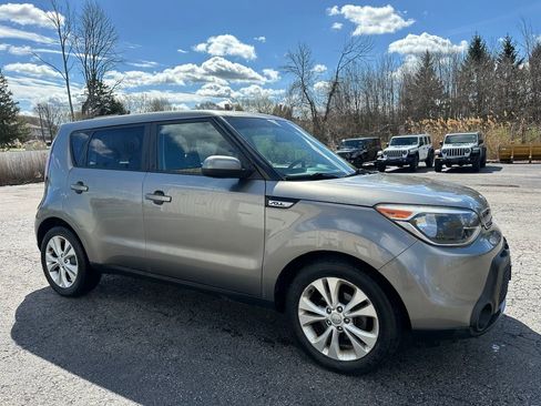 Used 2015 Kia Soul + image 1