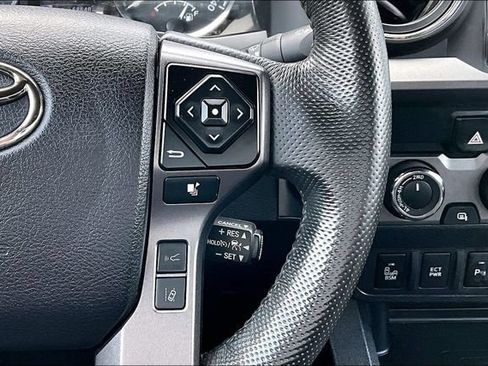 Used 2022 Toyota Tacoma TRD Off-Road w/ Technology Package AWD/4WD image 12