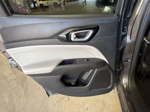 Used 2023 Jeep Compass Limited image 17